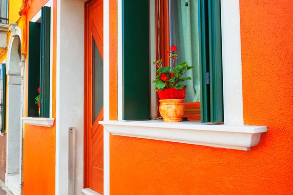 Красочная архитектура острова Бурано, Венеция, Италия — стоковое фото
