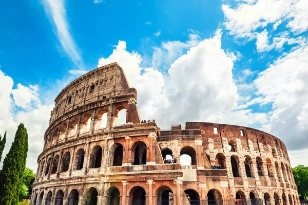 Coliseu em Roma, Itália. Famoso marco turístico — Fotografia de Stock