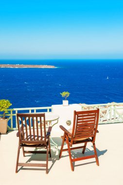 Deniz Manzaralı terasta iki sandalye. Santorini Adası,