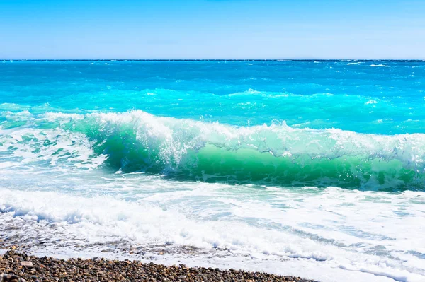 청록색 바다와 푸른 하늘 니스, 프랑스에 있는 아름 다운 해변. — 스톡 사진