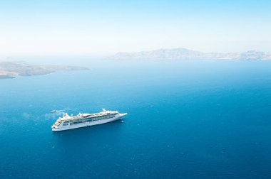 Santorini adası yakınlarında denizde Yolcu gemisi, Yunanistan.