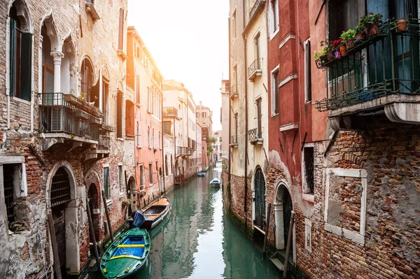 Canal escénico con arquitectura antigua en Venecia, Italia . — Foto de Stock