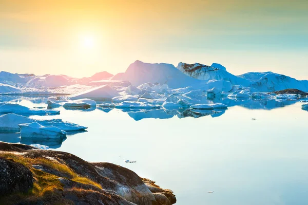 Grandes icebergs en Ilulissat icefjord, costa oeste de Groenlandia —  Fotos de Stock