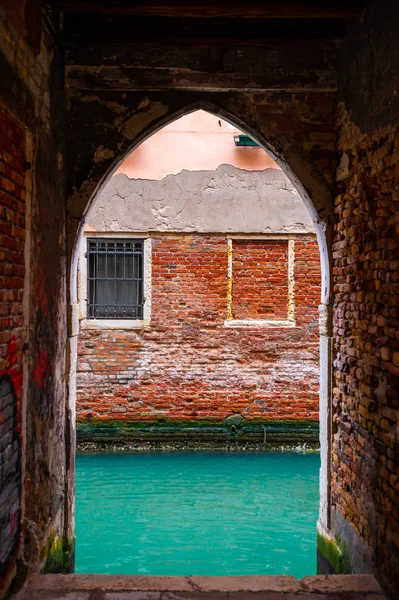 Vue du canal depuis l'arche du bâtiment à Venise, Italie . — Photo