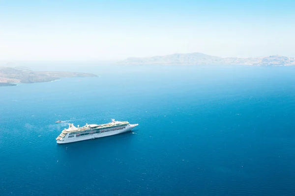 Kryssningsfartyg i havet nära Santorini Island, Grekland. — Stockfoto