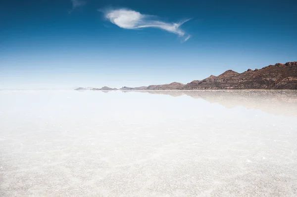 Vodní hladina solného bytu Salar de Uyuni. Altiplano, Bolívie — Stock fotografie