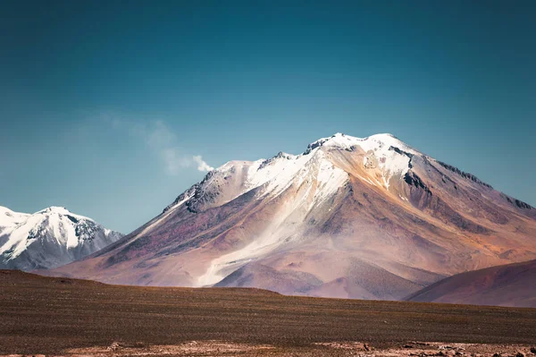 Vulkan in der Wüste auf dem Plateau Altiplano, Bolivien — Stockfoto