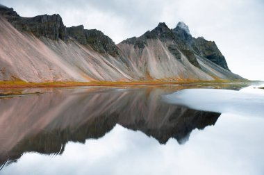 Atlas Okyanusu kıyısındadağlar ve yansımalar, İzlanda