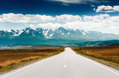 Dağlara giden yol. Altay'daki Chuysky yolu, Sibirya, Rusya Federasyonu