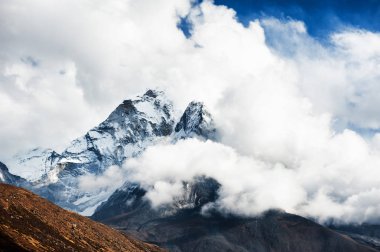 Himalayalar, Nepal'de bulutlar ile Ama Dablam Dağı görünümü