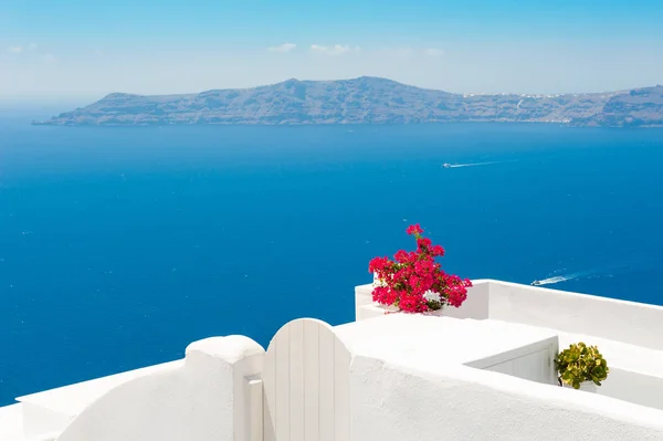 Arquitectura blanca en la isla de Santorini, Grecia. — Foto de Stock