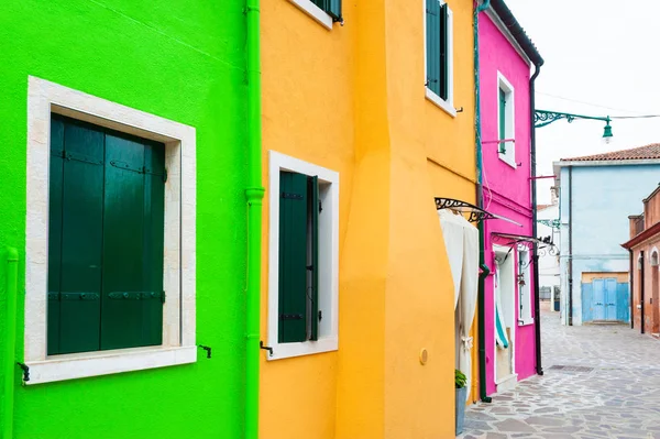 Kolorowe architektury w wyspę Burano, Wenecja, Włochy. — Zdjęcie stockowe