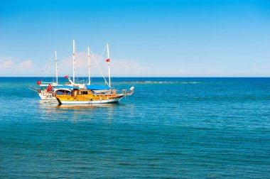 Kemer yakınlarında denizde turist yelkenli gemi, Türkiye.