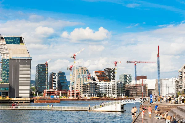 İnsanlar Oslo, Norveç'te set üzerinde rahatlayıp yüzerler.