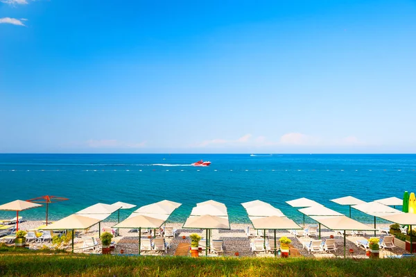 Krásná pláž s modrým mořem v Kemeru, Turecko. — Stock fotografie