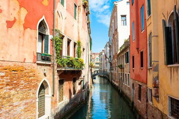 Canal escénico con arquitectura antigua en Venecia, Italia . — Foto de Stock