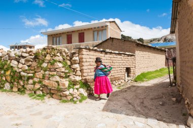 Titicaca gölü, Bolivya üzerinde güneş Adası üzerinde yerel kadın