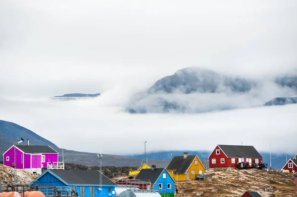 Красочные дома на скалах в деревне Саккак, Западная Гренландия — стоковое фото