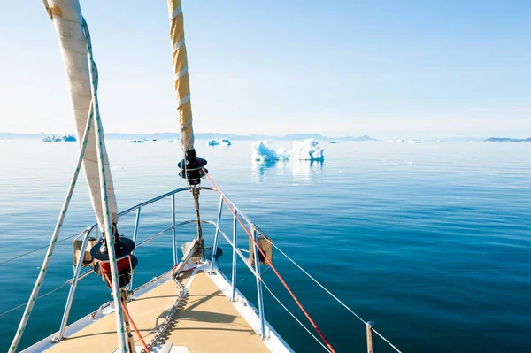 Navegación en yate entre icebergs en el océano Atlántico en Groenlandia — Foto de Stock