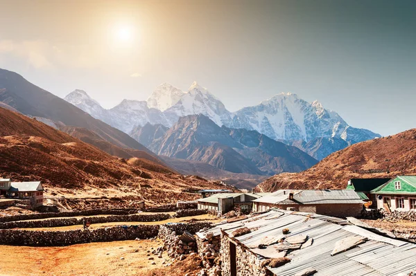 Blick auf den Mount Kangtega vom Dorf Pheriche im Himalaya, Nepal — Stockfoto