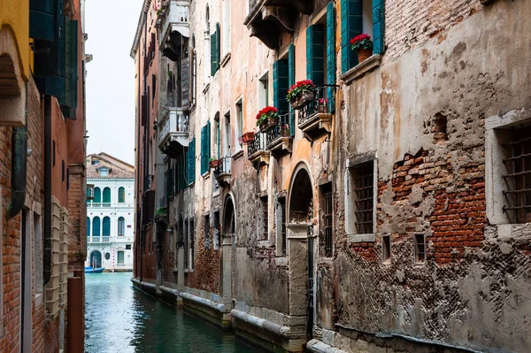 Canal escénico con arquitectura antigua en Venecia, Italia . — Foto de Stock