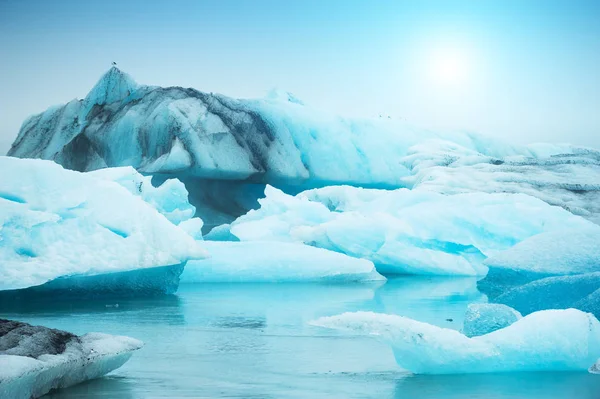 Izland déli területén Jokulsarlon jeges lagúna kék jéghegyek — Stock Fotó