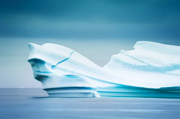Stor blå isbjerg i Atlanterhavet i Greeland - Stock-foto