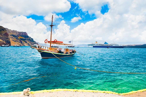 Barco no porto da ilha de Santorini, Grécia . — Fotografia de Stock