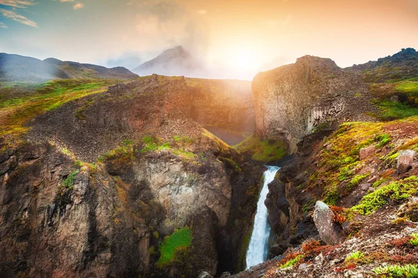 Hermosa cascada en las montañas al atardecer, Groenlandia — Foto de Stock
