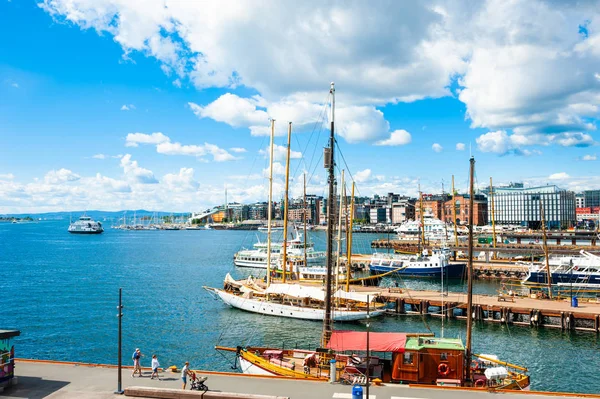 オスロ港の観光船とボート, ノルウェー — ストック写真