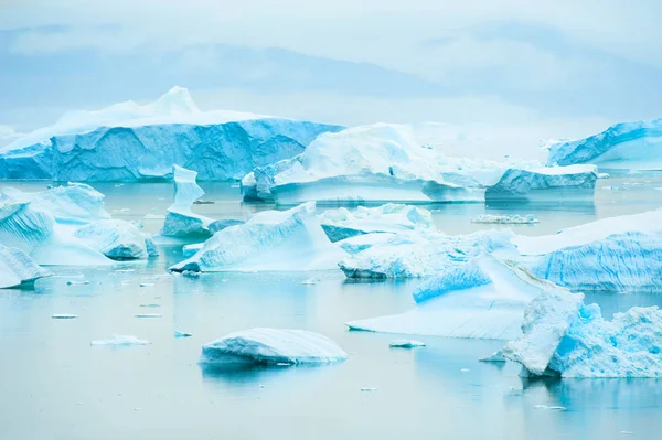 Blauwe ijsbergen in de Atlantische Oceaan bij zonsondergang. Groenland — Stockfoto