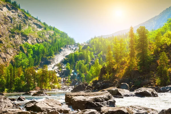 Altay dağlarında Uchar şelalesi, Sibirya, Rusya. — Stok fotoğraf