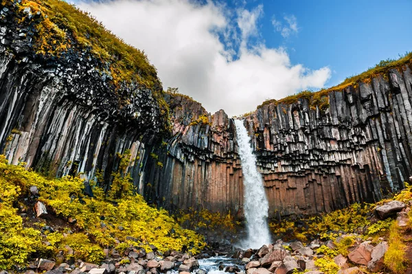 Vodopád Svartifoss v národním parku Skaftafell na Islandu. — Stock fotografie