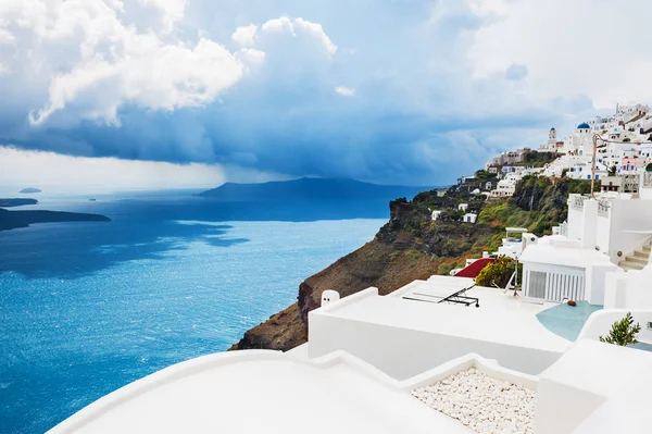 산토리니 섬, 그리스에 비가 오는 구름. — 스톡 사진