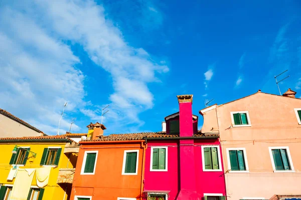 Arquitetura colorida em Burano, Veneza, Itália — Fotografia de Stock