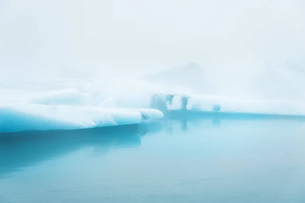 Blå isbjerge i Jokulsarlon islagune, Island - Stock-foto