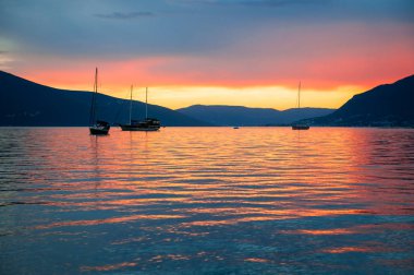 Kotor körfezinde güzel gün batımı, Karadağ.