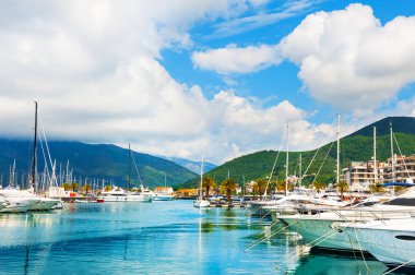 Karadağ 'ın Tivat limanında yatlar.