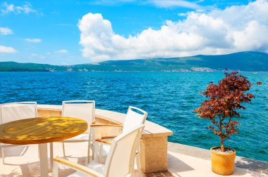 Tivat, Karadağ'da deniz yolu üzerinde cafe.