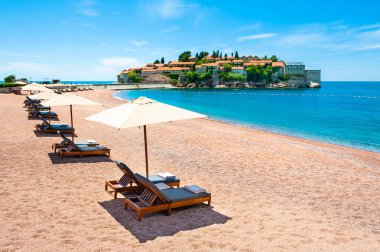 Budva, Karadağ yakınlarındaki güzel plaj ve Sveti Stefan adası.