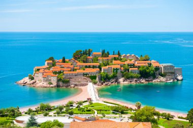 Karadağ 'ın Budva kenti yakınlarındaki Sveti Stefan Adası.