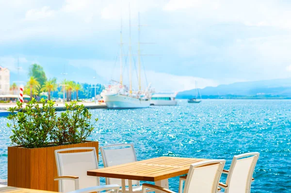 Café en el paseo marítimo en Kotor Bay, Tivat, Montenegro . — Foto de Stock