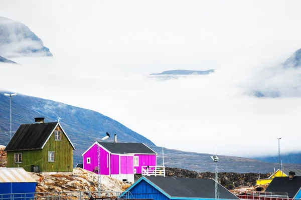Case colorate nel villaggio Saqqaq, Groenlandia . — Foto Stock