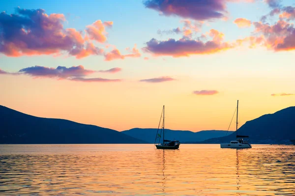 Gyönyörű lila naplemente a Kotori-öbölben, Tivat, Montenegro. — Stock Fotó