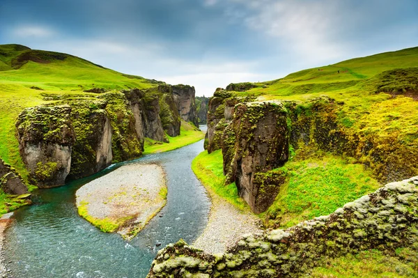 Fjadrargljufur Canyon na Islandu. — Stock fotografie