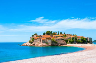 Karadağ 'ın Budva kenti yakınlarındaki Sveti Stefan Adası. 