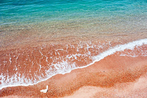 Όμορφη παραλία με κόκκινη άμμο και τυρκουάζ νερά. — Φωτογραφία Αρχείου