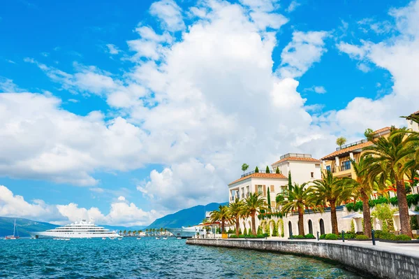 Hermoso paseo marítimo en Tivat, Montenegro . — Foto de Stock