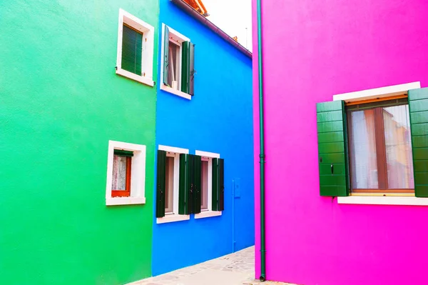 Rosa, verde e bue casas coloridas — Fotografia de Stock