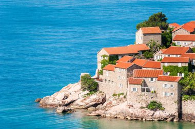 Karadağ 'ın Budva kenti yakınlarındaki Sveti Stefan Adası.
